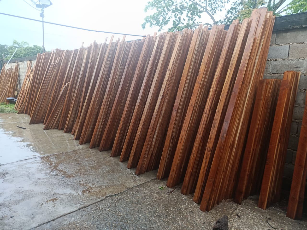 Tablones de teca apilados